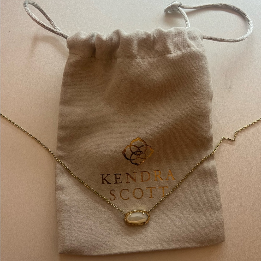 Kendra Scott necklace